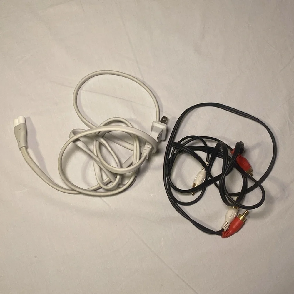 Apple TV White 1st Generation Model A1218 Streamer w/ Remote, Charging Cord EUC